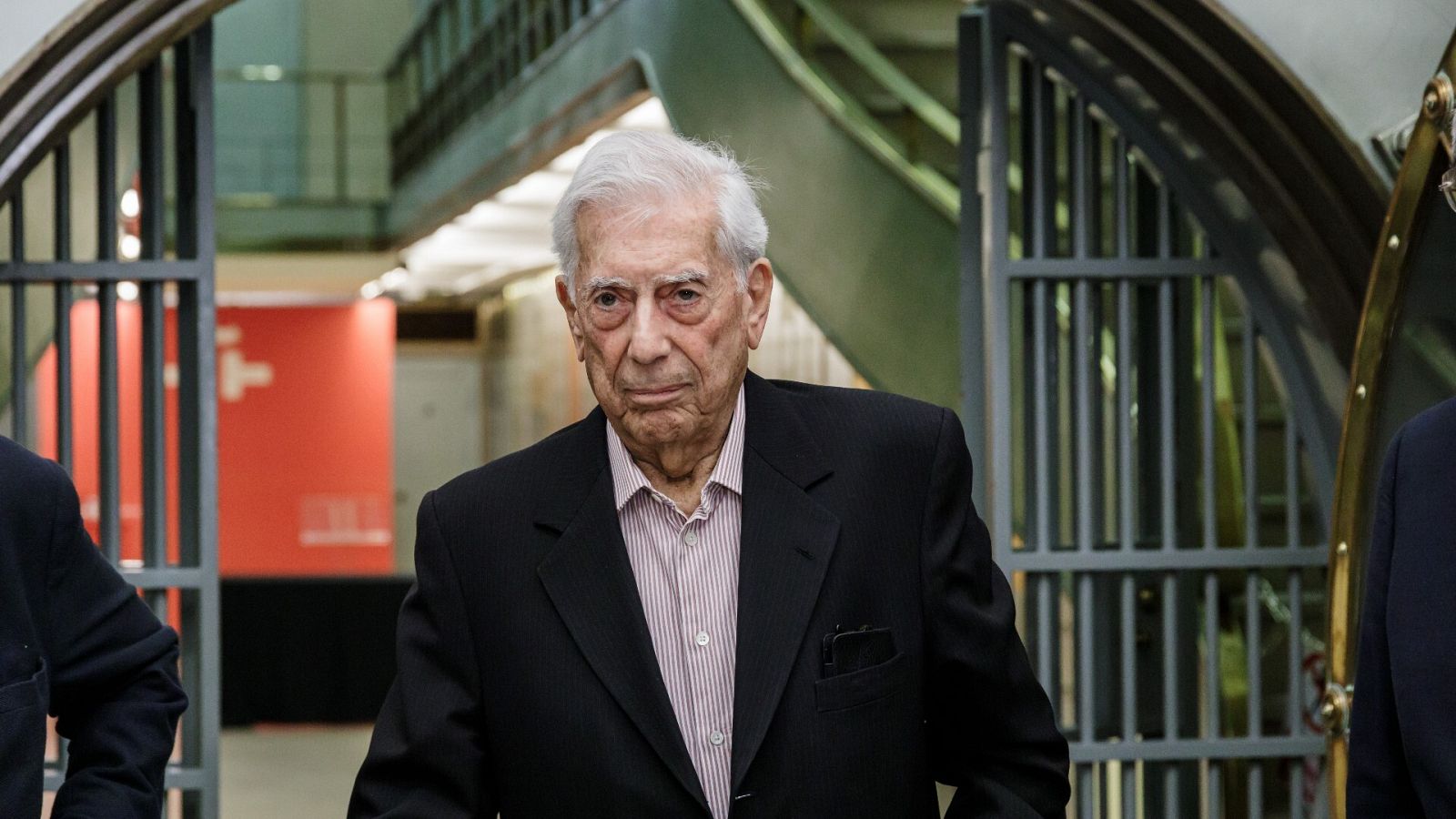 Vargas Llosa, hospitalizado por segunda vez en Madrid por coronavirus