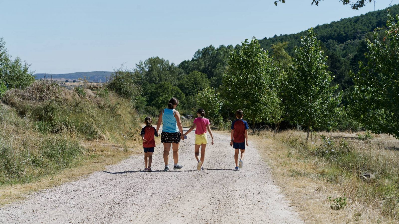 Una familia pasea por el campo