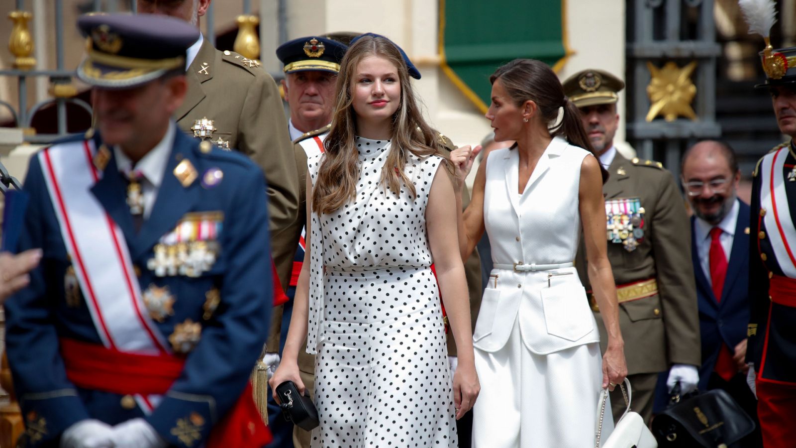 La princesa Leonor seguida por la reina Letizia durante la entrega de despachos en Zaragoza
