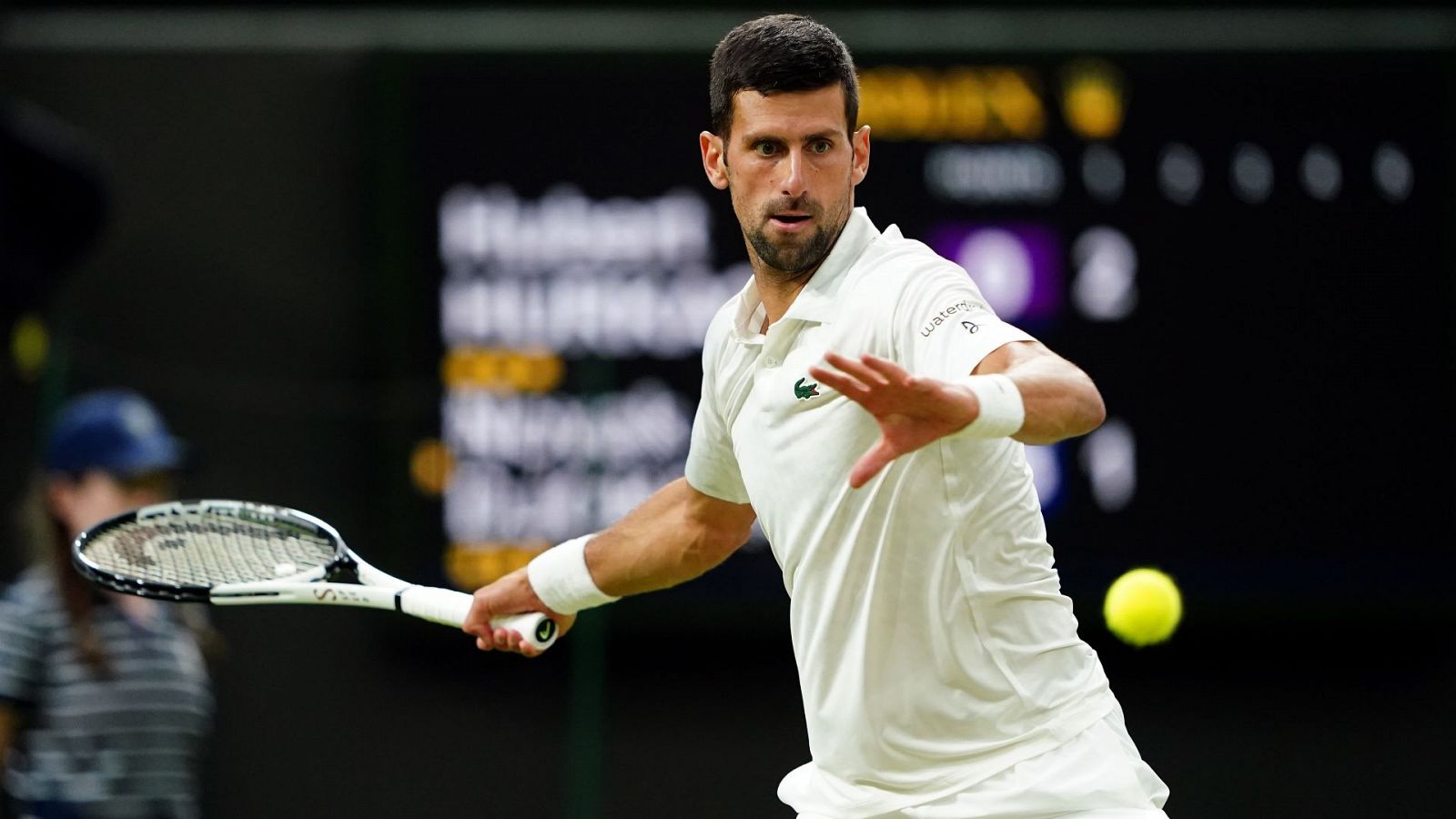Wimbledon 2023: Novak Djokovic devuelve una bola a Hubert Hurkacz