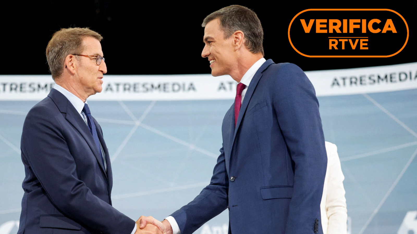 Feijóo y Sánchez en el debate cara a cara de Atresmedia, con el sello de VerificaRTVE en naranja