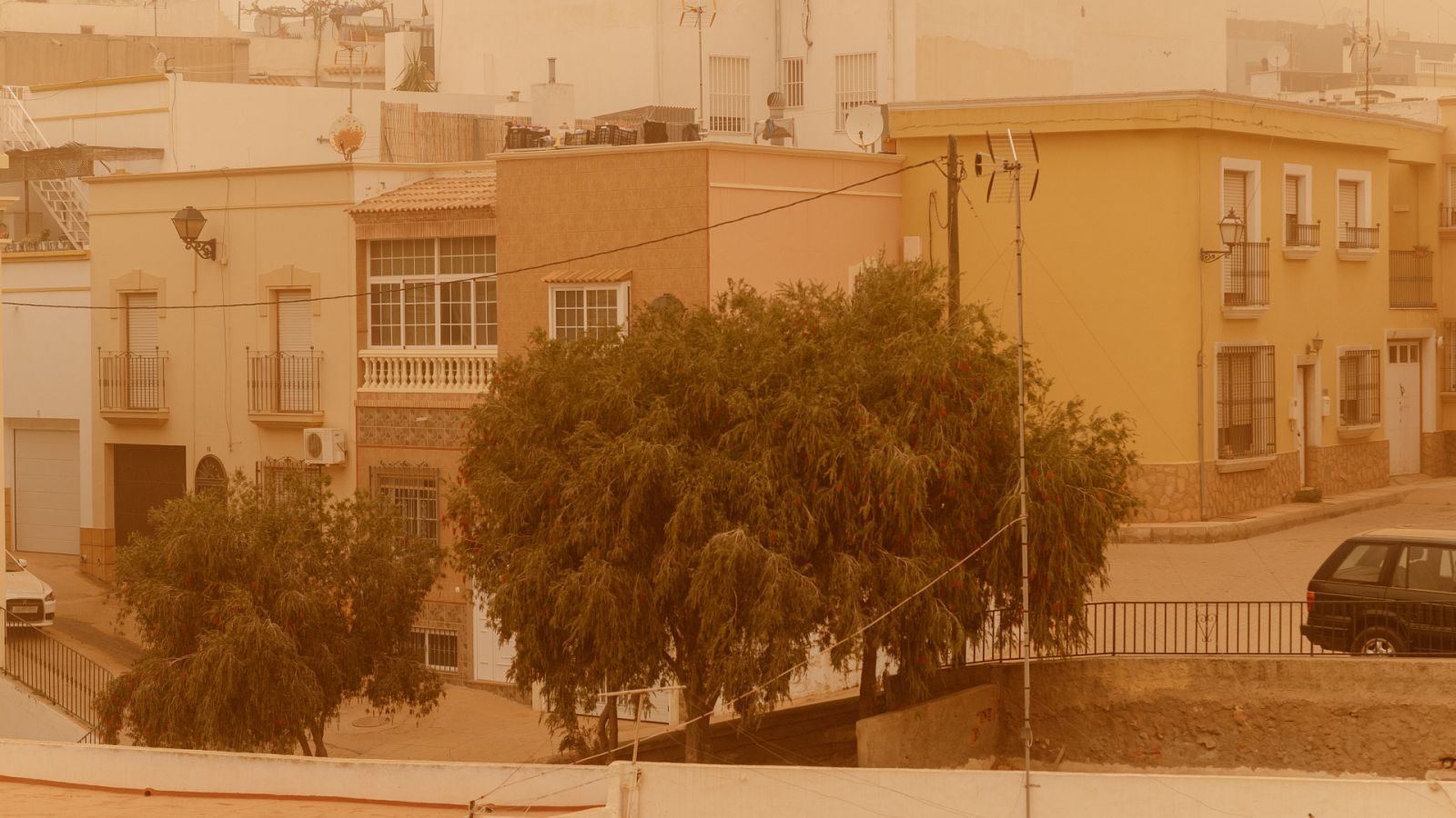 Imagen de archivo de polvo sahariano en la localidad de Adra, Almería.