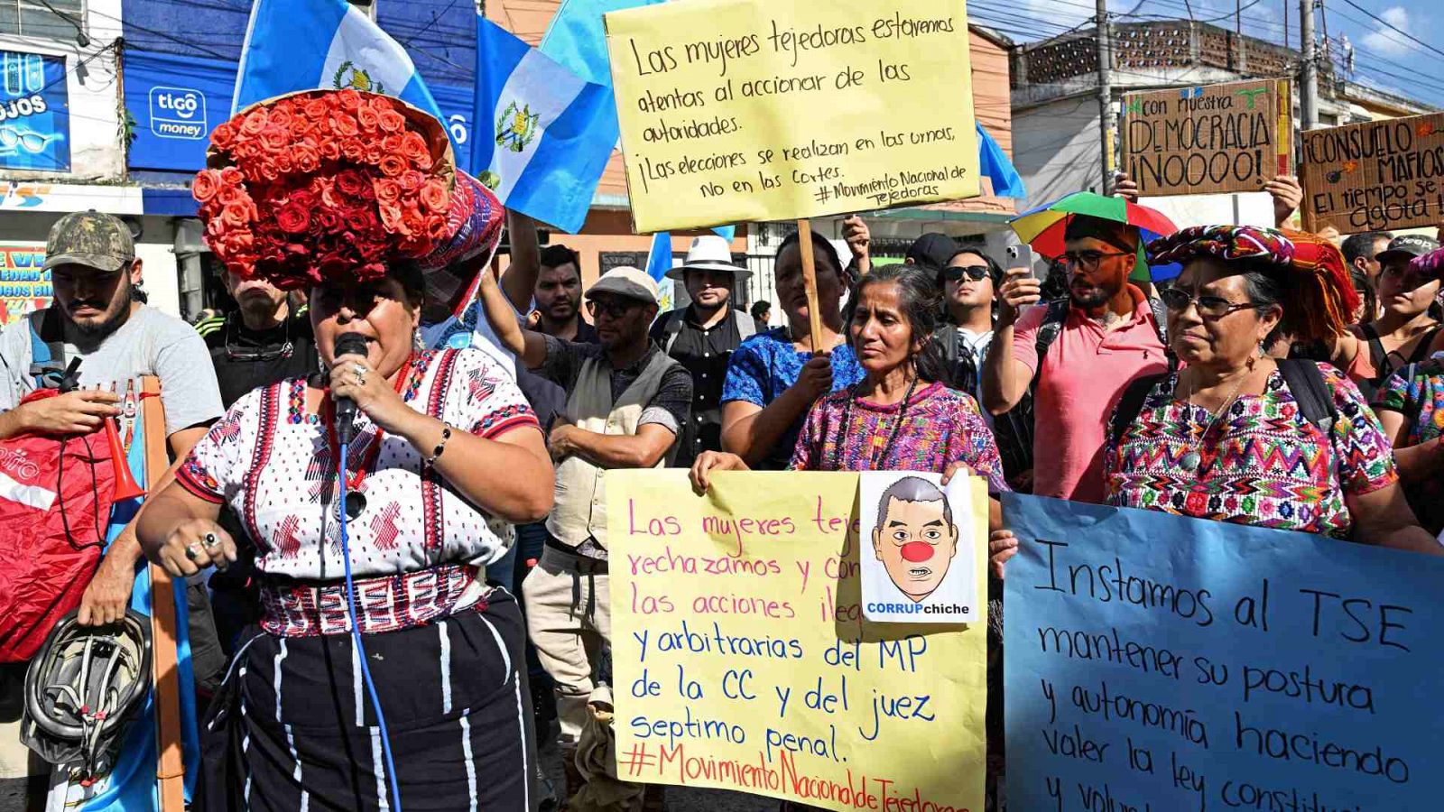 Varias personas participan en una manifestación frente a la Fiscalía General, en Guatemala, tras la orden judicial que inhabilitaba al partido Semilla.