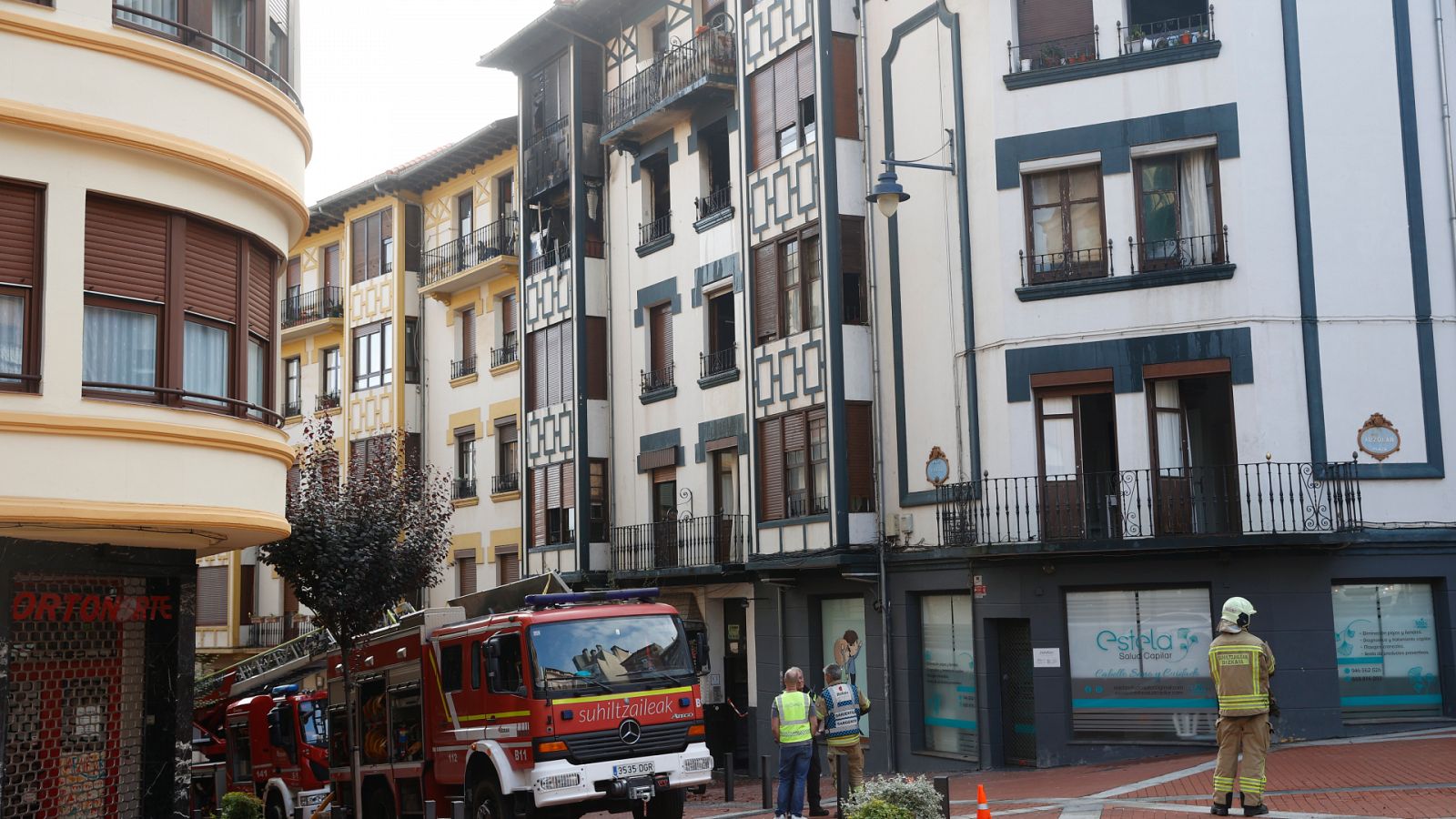 El edificio en el que se ha producido el incendio presenta riesgo de desplome y quedará vacío.