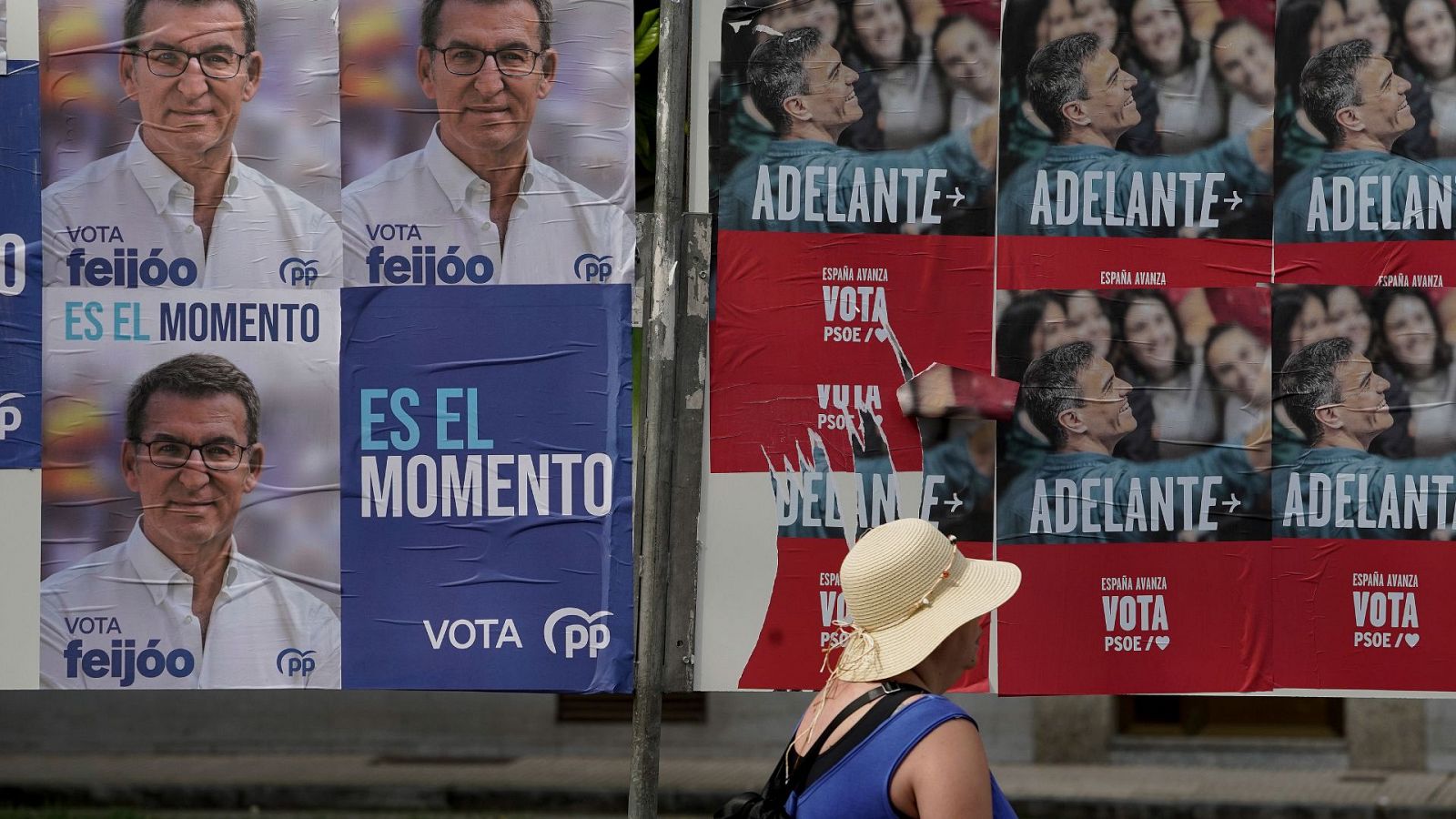 Carteles electorales de PP y PSOE compartiendo valla en Gijón