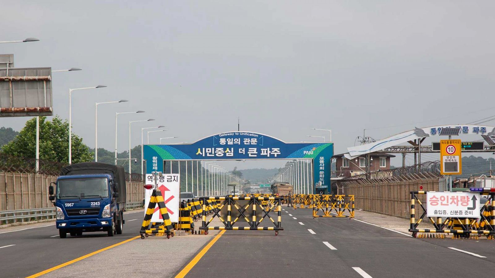 Un vehículo militar pasa por un punto de control en el puente de Tongil, cerca de la Zona Desmilitarizada (DMZ), en Corea del Sur.