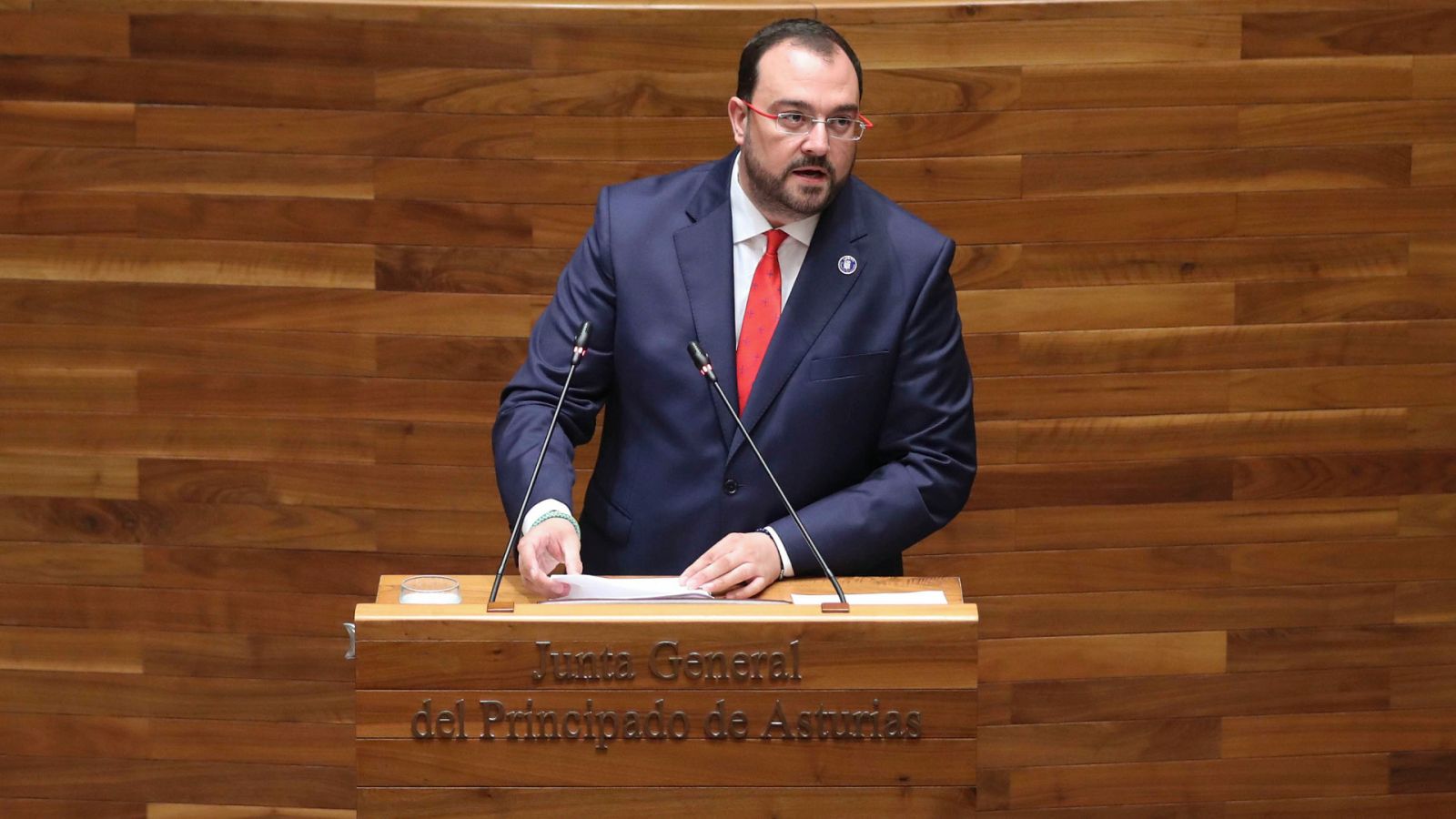 El jefe del Ejecutivo asturiano en funciones, Adrián Barbón, durante su intervención en el debate de investidura