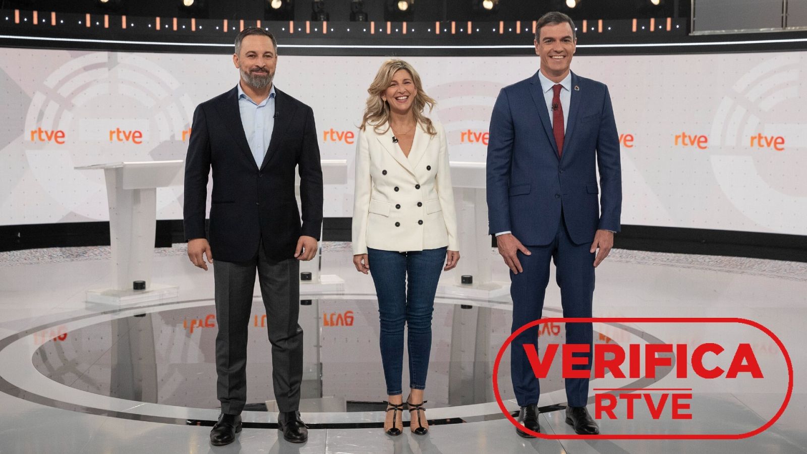 Los candidatos en el debate a tres de RTVE. De derecha a izquierda: Pedro Sánchez, Yolanda Díaz y Santiago Abascal. Con el sello VerificaRTVE en rojo.