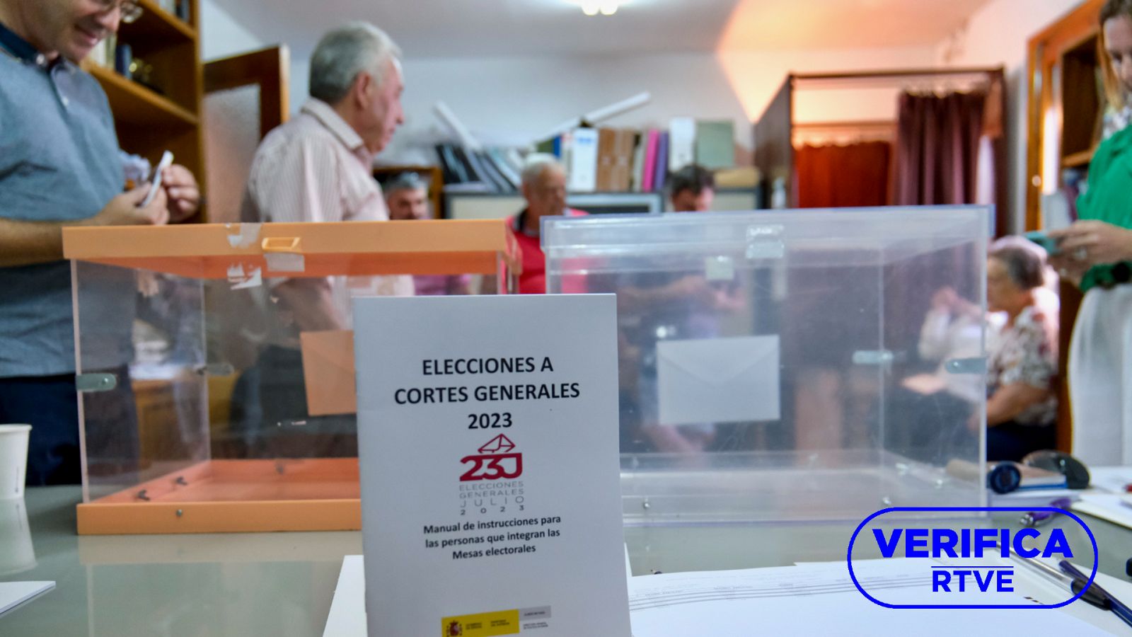 Las urnas preparadas en un colegio electoral del municipio riojano de Vilarroya