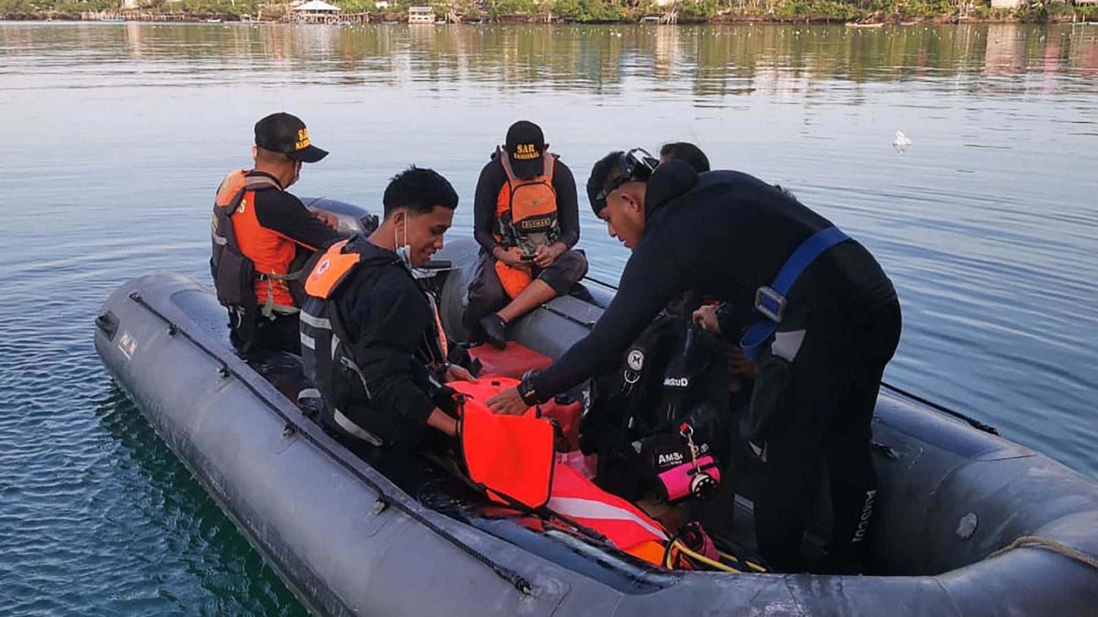 Miembros de un equipo de rescate realizan operaciones de búsqueda en Buton Tengah, en Sulawesi, tras el naufragio de un ferry.