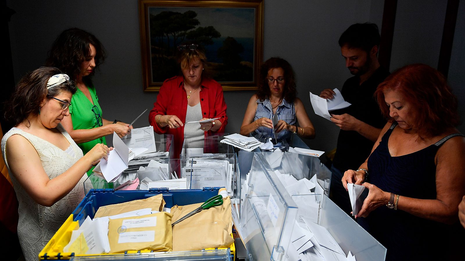 Imagen de trabajadores de la Junta Electoral recontando votos emitidos por los residentes en el extranjero