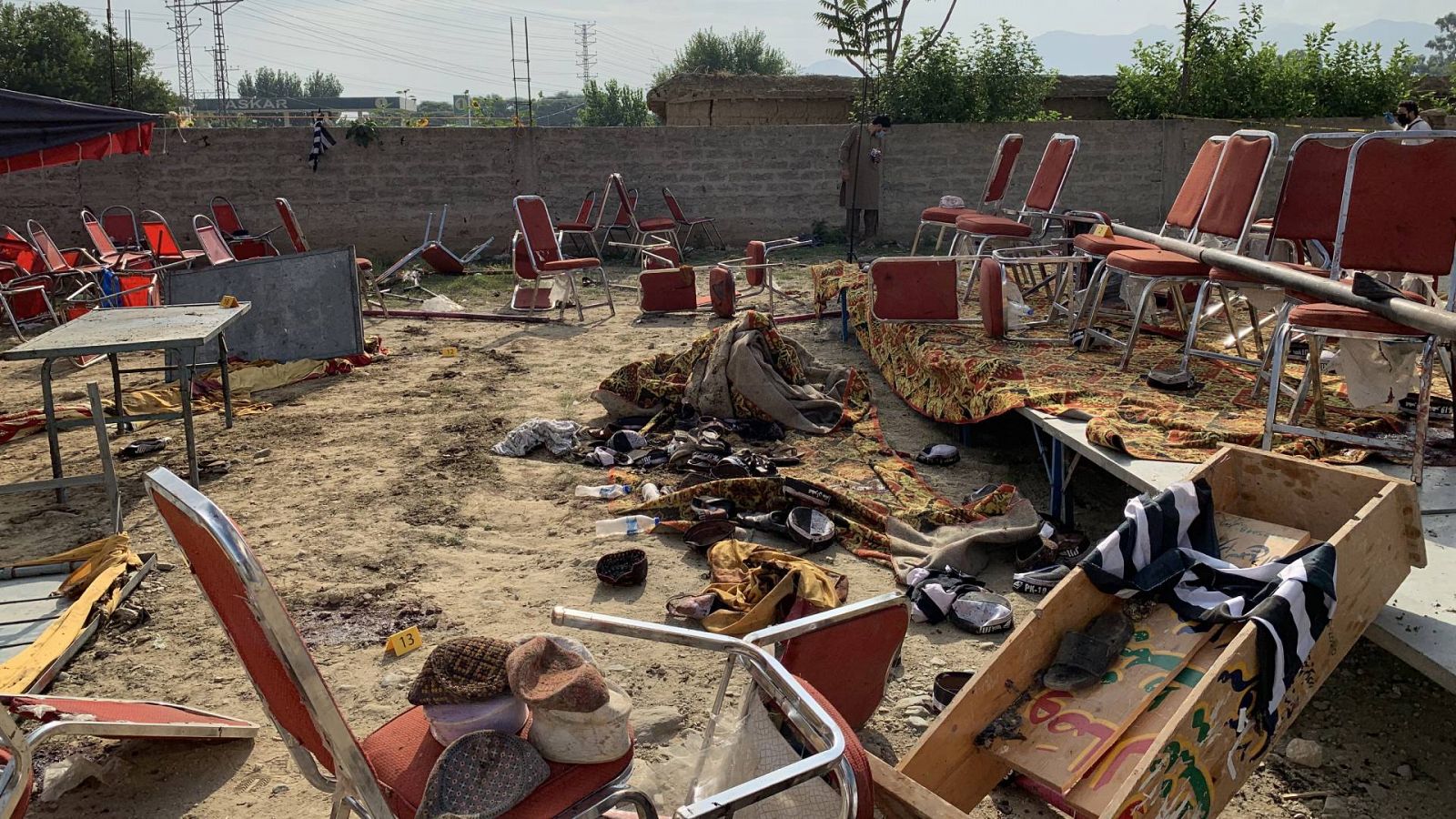 Funcionarios de seguridad inspeccionan el lugar de la explosión, en Khar, al noreste de Pakistán