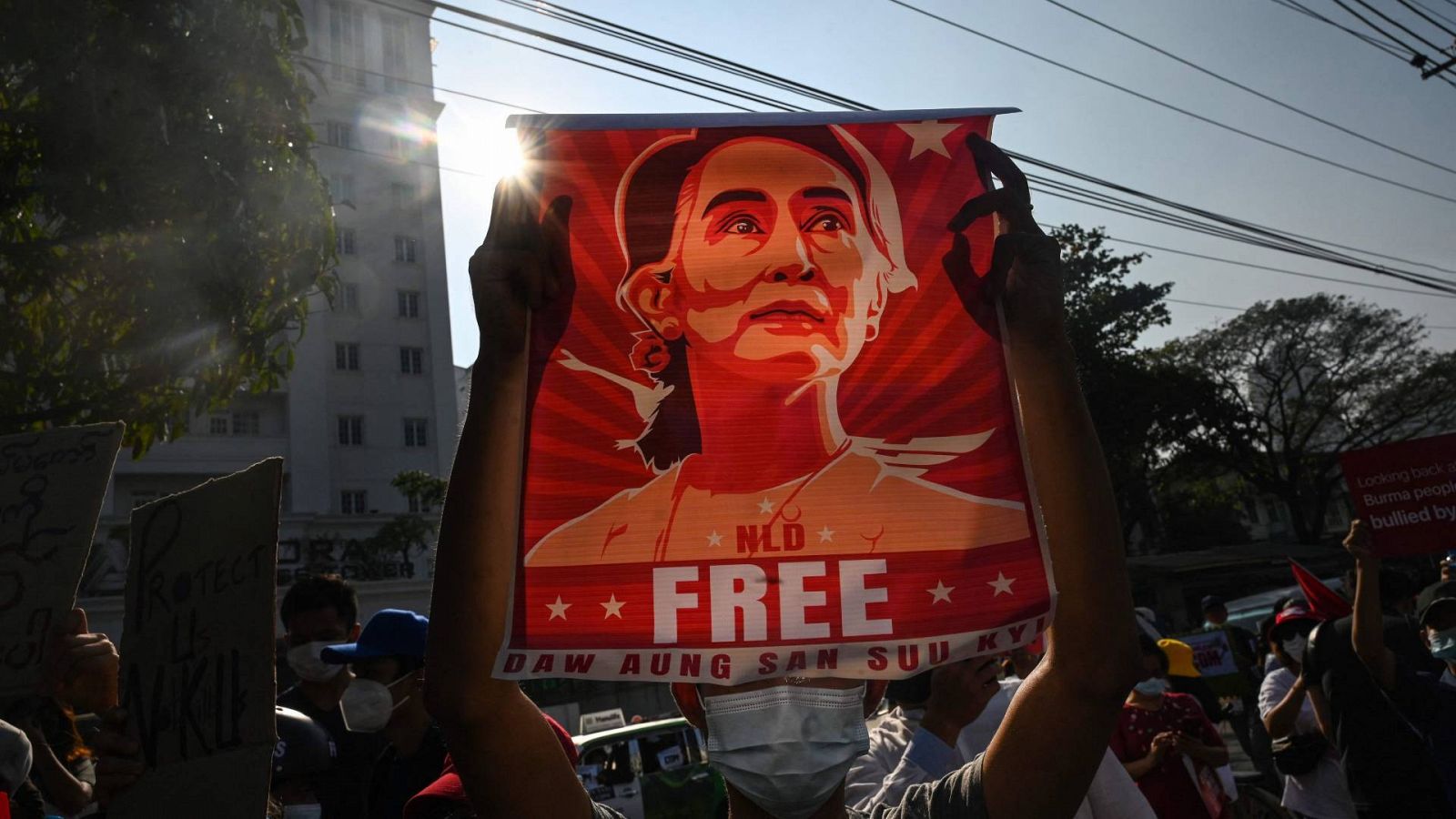 Un manifestante con una pancarta que pide la libertad para la líder birmana  Aung San Suu Kyi. Foto: AFP
