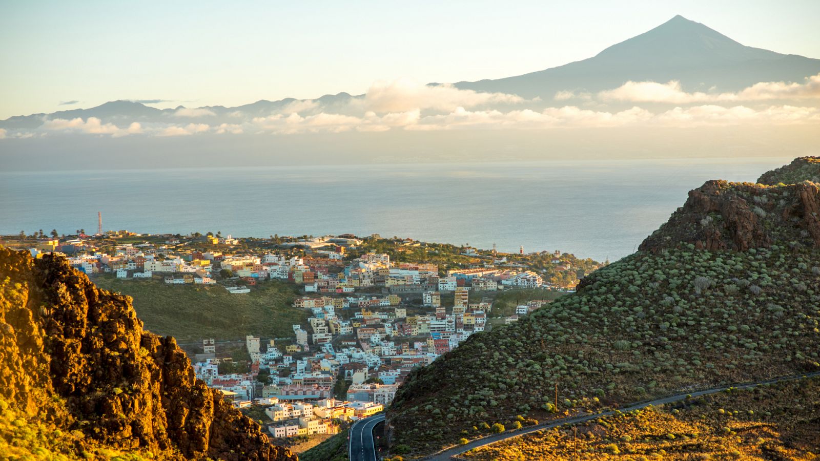 Imagen de San Sebastián de La Gomera, con la isla de Tenerife y el Teide al fondo.