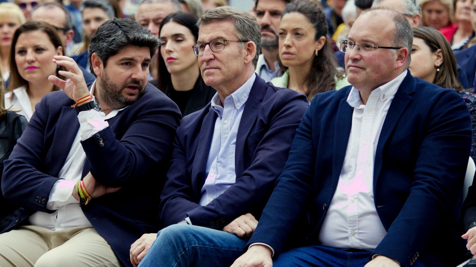 El presidente nacional del Partido Popular, Alberto Núñez Feijóo (c), el presidente de la Región de Murcia, Fernando López Miras (i), y Miguel Tellado (d), vicesecretario general de organización del PP