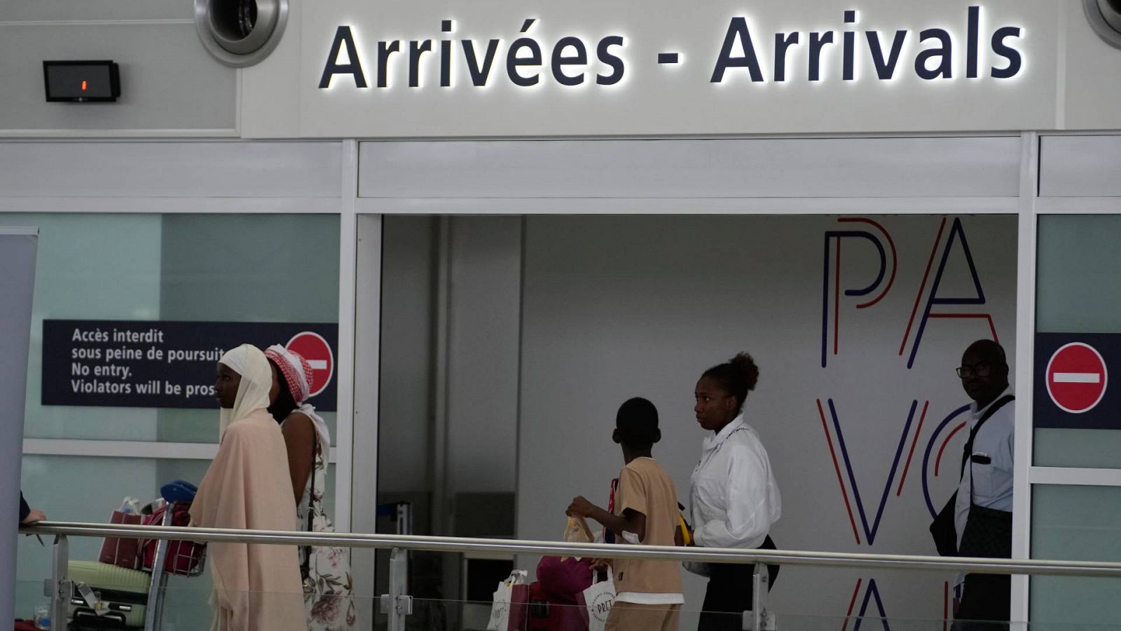 Llegada al aeropuerto Charles de Gaulle de París de personas evacuadas de Níger tras el golpe de Estado (2 de agosto). Foto: AP Photo/Christophe Ena