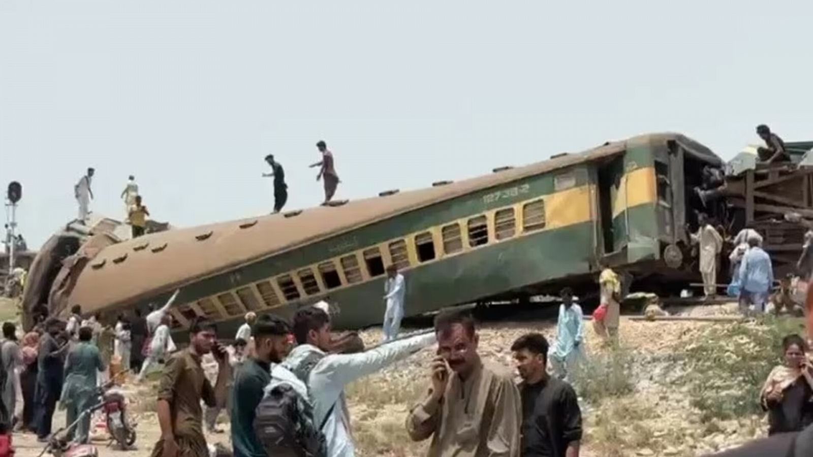 Descarrila un tren en el sur de Pakistán