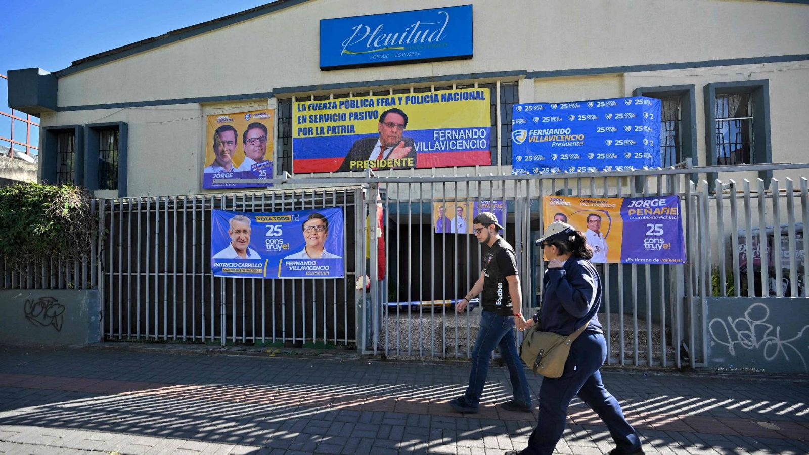 Varias personas pasan frente al lugar donde fue asesinado el candidato presidencial ecuatoriano Fernando Villavicencio, en Quito. Foto: Rodrigo BUENDIA / AFP