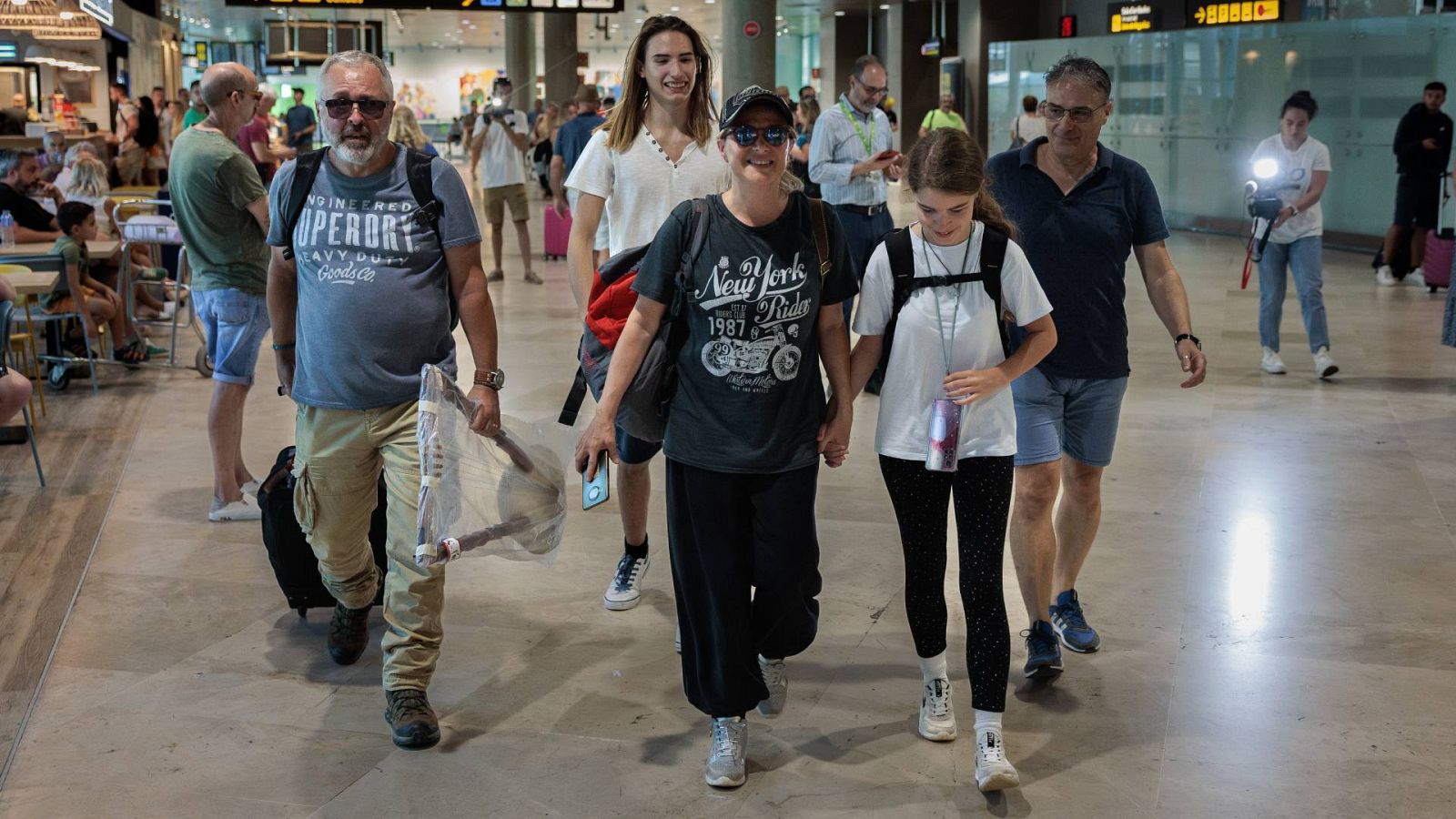 La familia española que ha sido la primera en llegar desde Etiopía este lunes