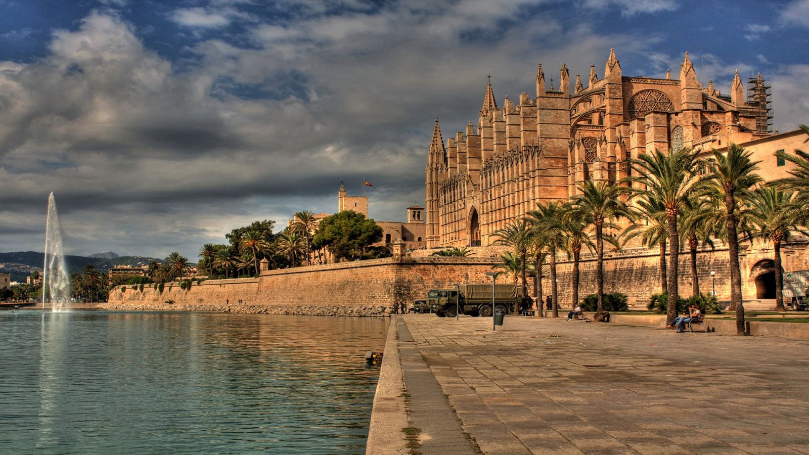 La Catedral de Palma, junto al mar, ha sido testigo de hechos sorprendes y leyendas de la ciudad mallorquina