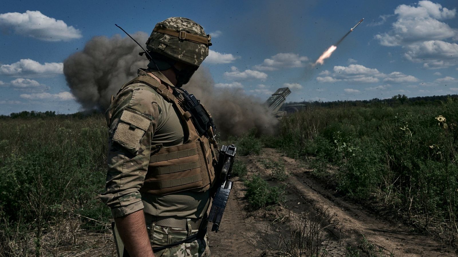 Un soldado ucraniano ve como lanzan un misil