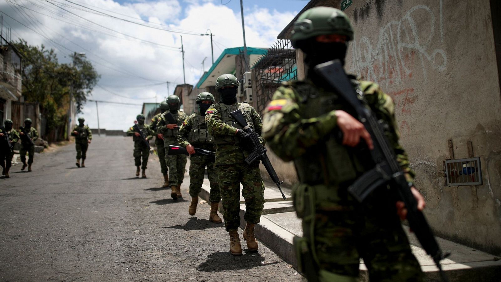 Soldados ecuatorianos patrullan las calles en Quito