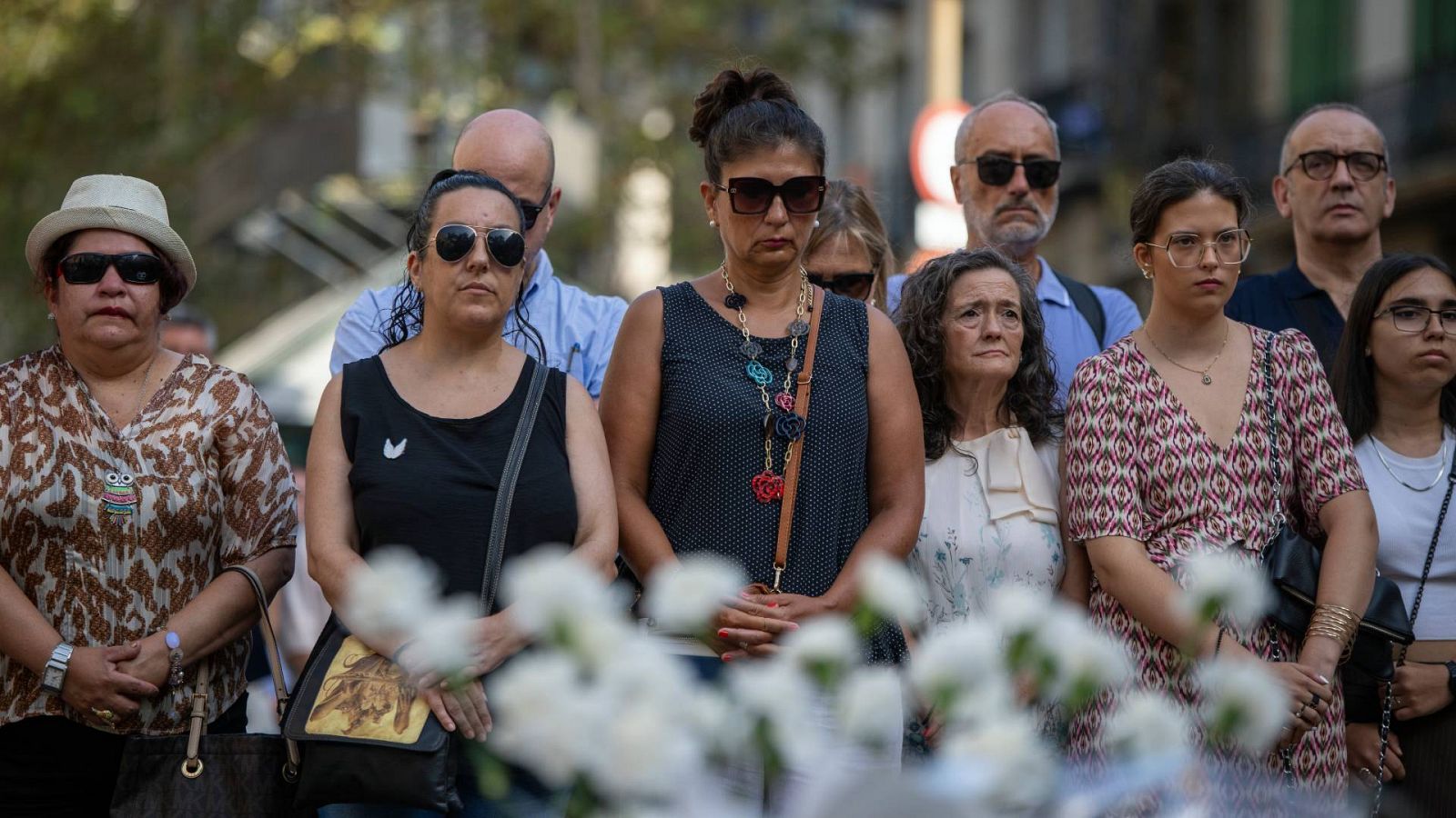Familiares y allegados a las víctimas del atentado del 17A en 2017 participan en el acto institucional
