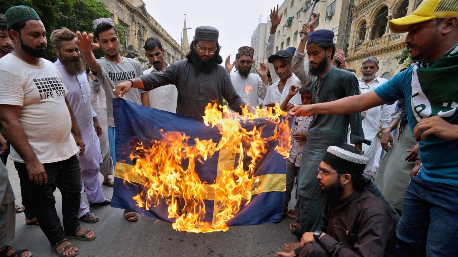 Imagen de archivo: partidarios del partido radical islamista Tahrik-e-Labaik de Pakistán queman una bandera de Suecia como protesta por la quema del Corán en Estocolmo (7 de julio, Karachi, Pakistán). Foto: AP Photo/Fareed Khan