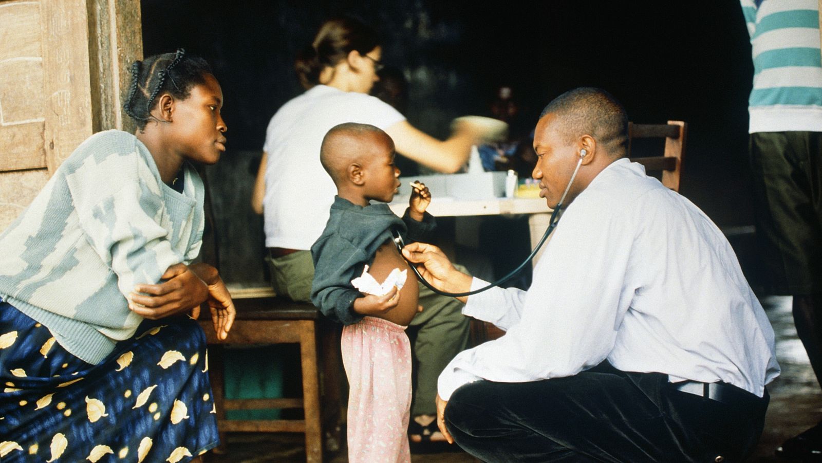 Un trabajador humanitario en Ghana tratando a un niño