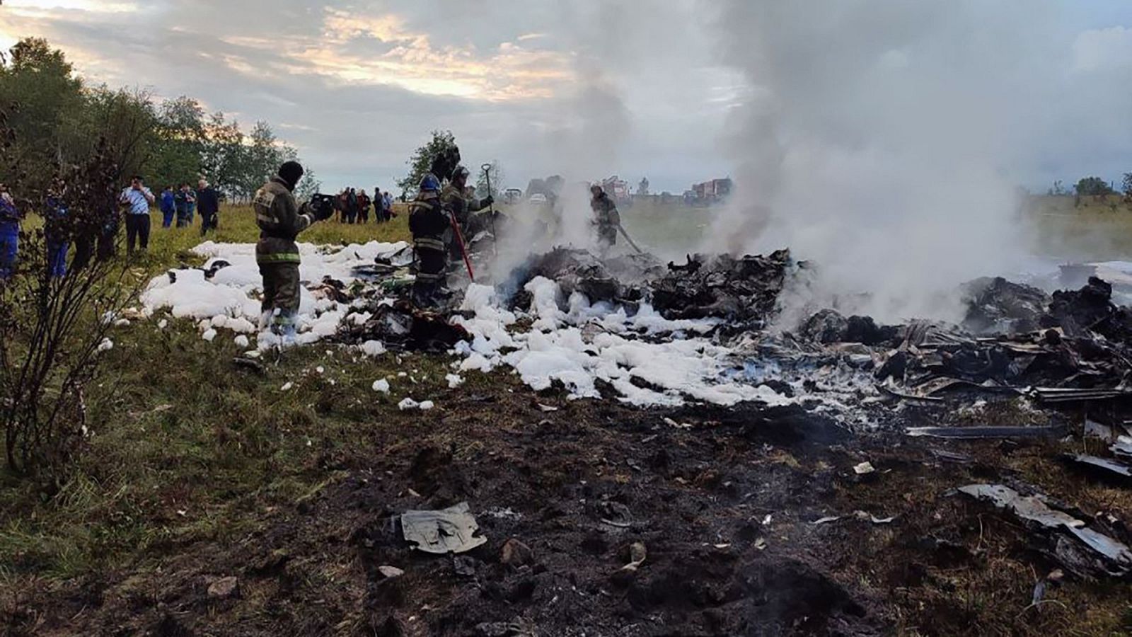 Equipos de rescate trabajando en el lugar donde se estrelló el avión en el que viajaba Prigozhin