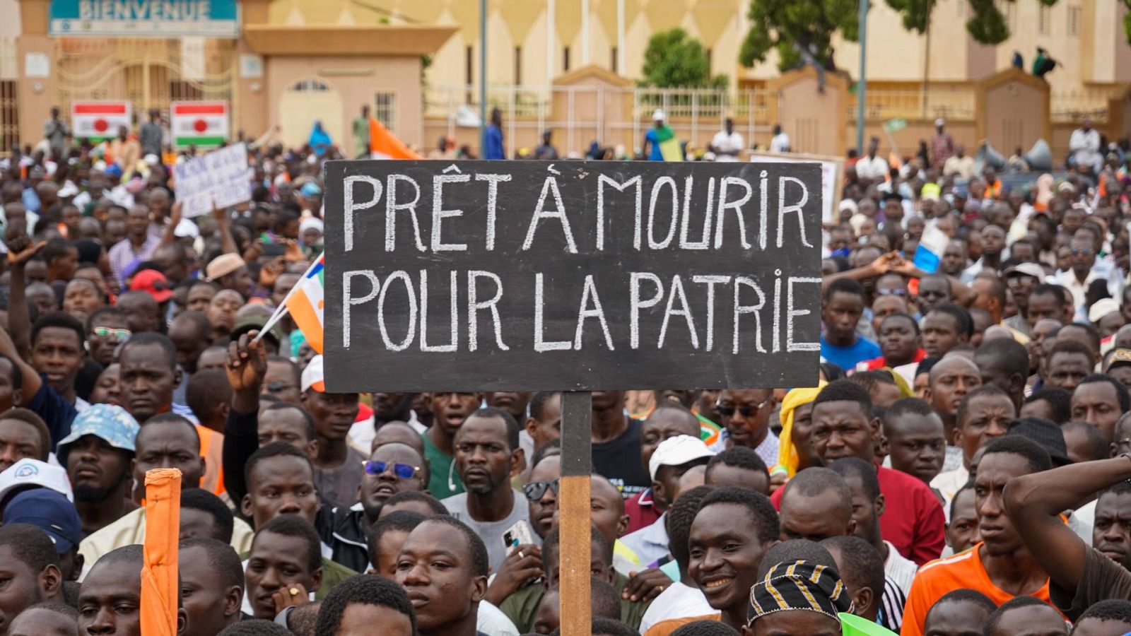 "Listos para morir por la patria", dice una pancarta durante una protesta contra una posible intervención militar en Niamey