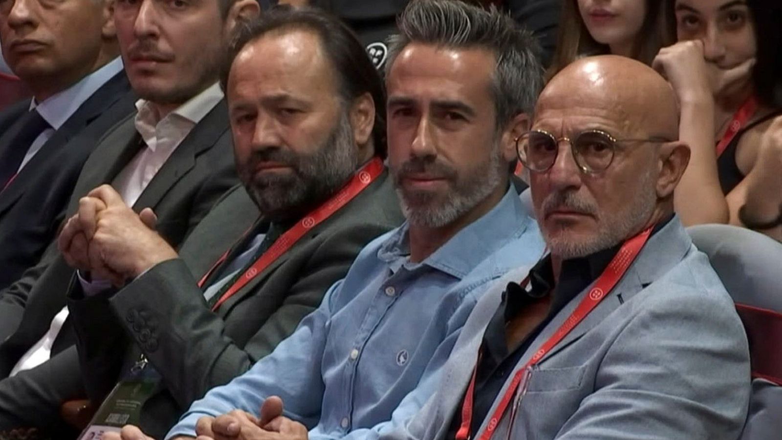 Los técnicos de la federación española de fútbol escuchan a Luis Rubiales en la Asamblea de la RFEF