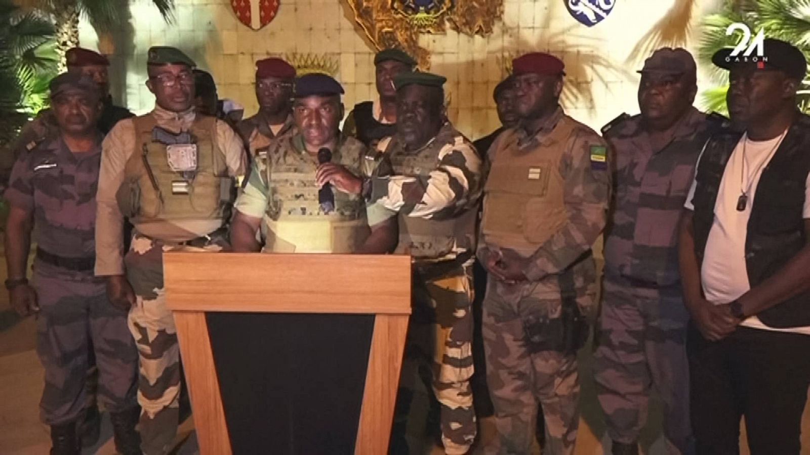 Un grupo de militares de Gabón anuncian un golpe de Estado en el país, este 30 de agosto de 2023. Fuente: Gabon 24 / AFP) 