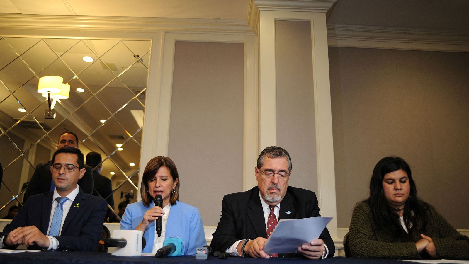 El presidente electo de Guatemala, Bernardo Arévalo, y la vicepresidenta electa, Karin Herrera, asisten a una rueda de prensa