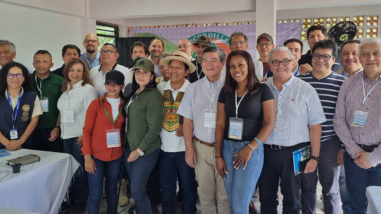 Fotografía cedida por la oficina de prensa del Alto Comisionado para la Paz de la reunión entre delegaciones de paz del Gobierno nacional y el EMC-FARC en Suárez, departamento del Cauca (Colombia).