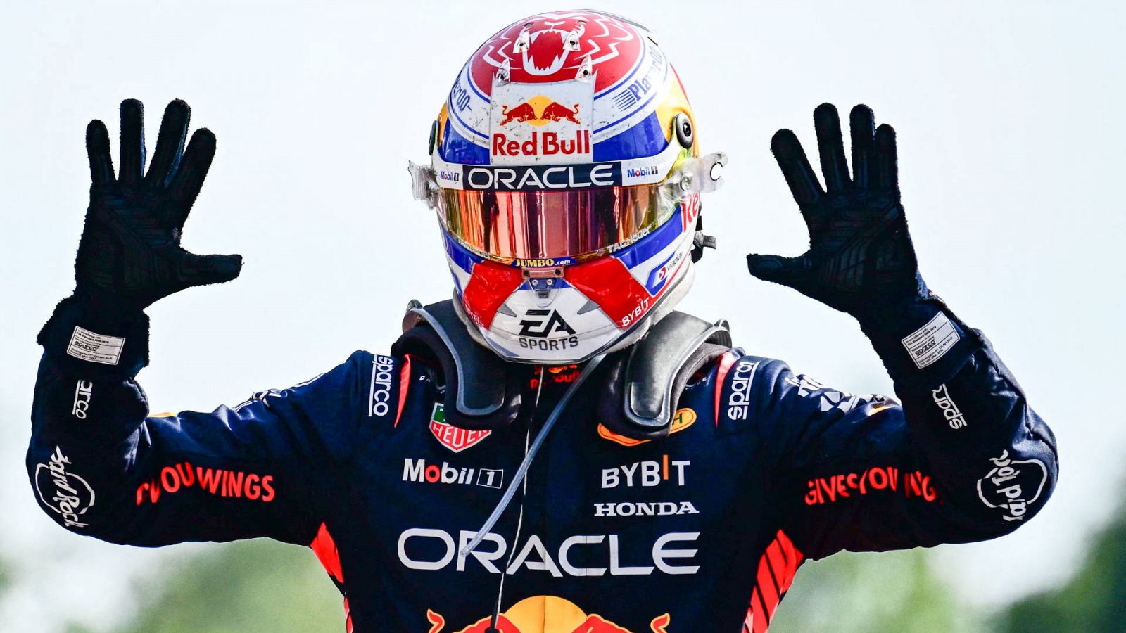 Verstappen levanta los dedos de las dos manos para celebrar su 10ª victoria seguida en la F1