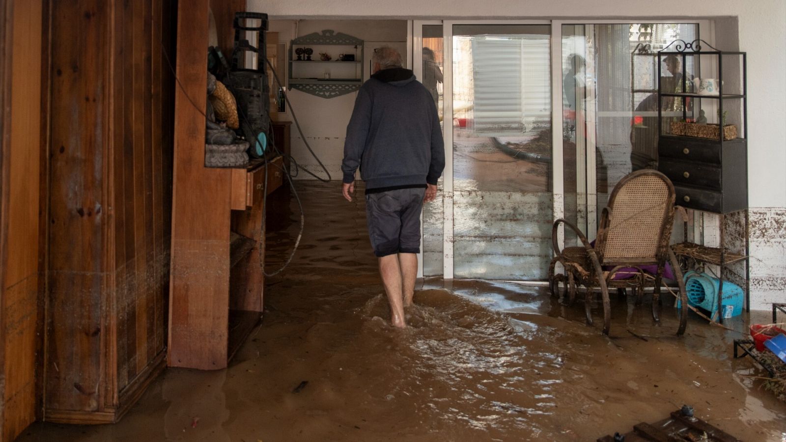 Un hombre en su casa inundada por las lluvias de la DANA