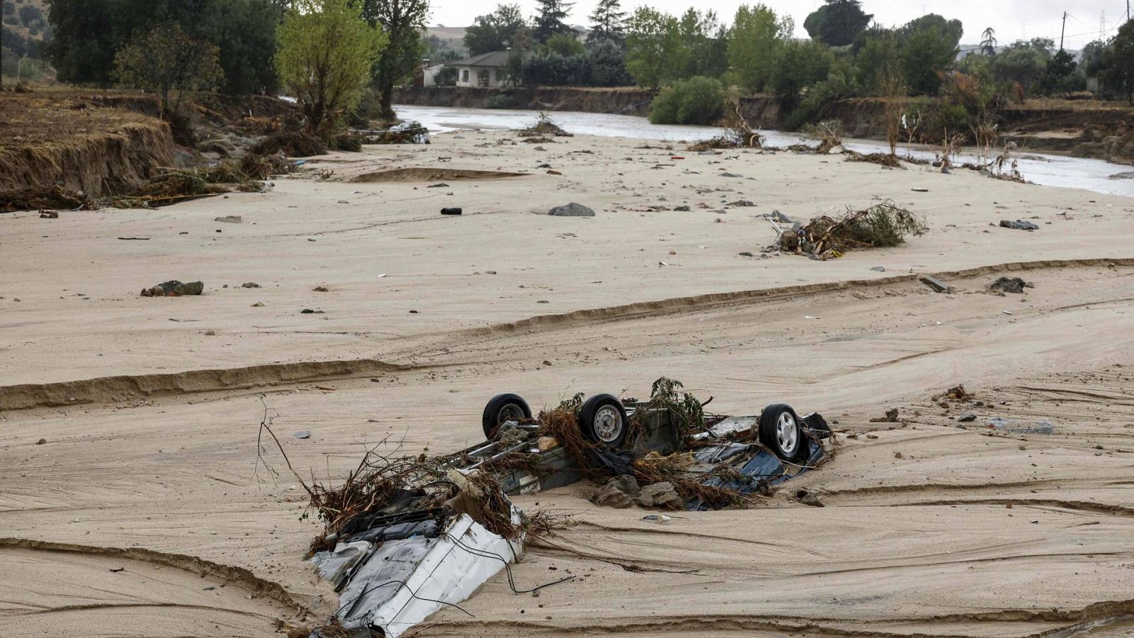 Imagen de un coche atrapado en el río de Aldea del Fresno