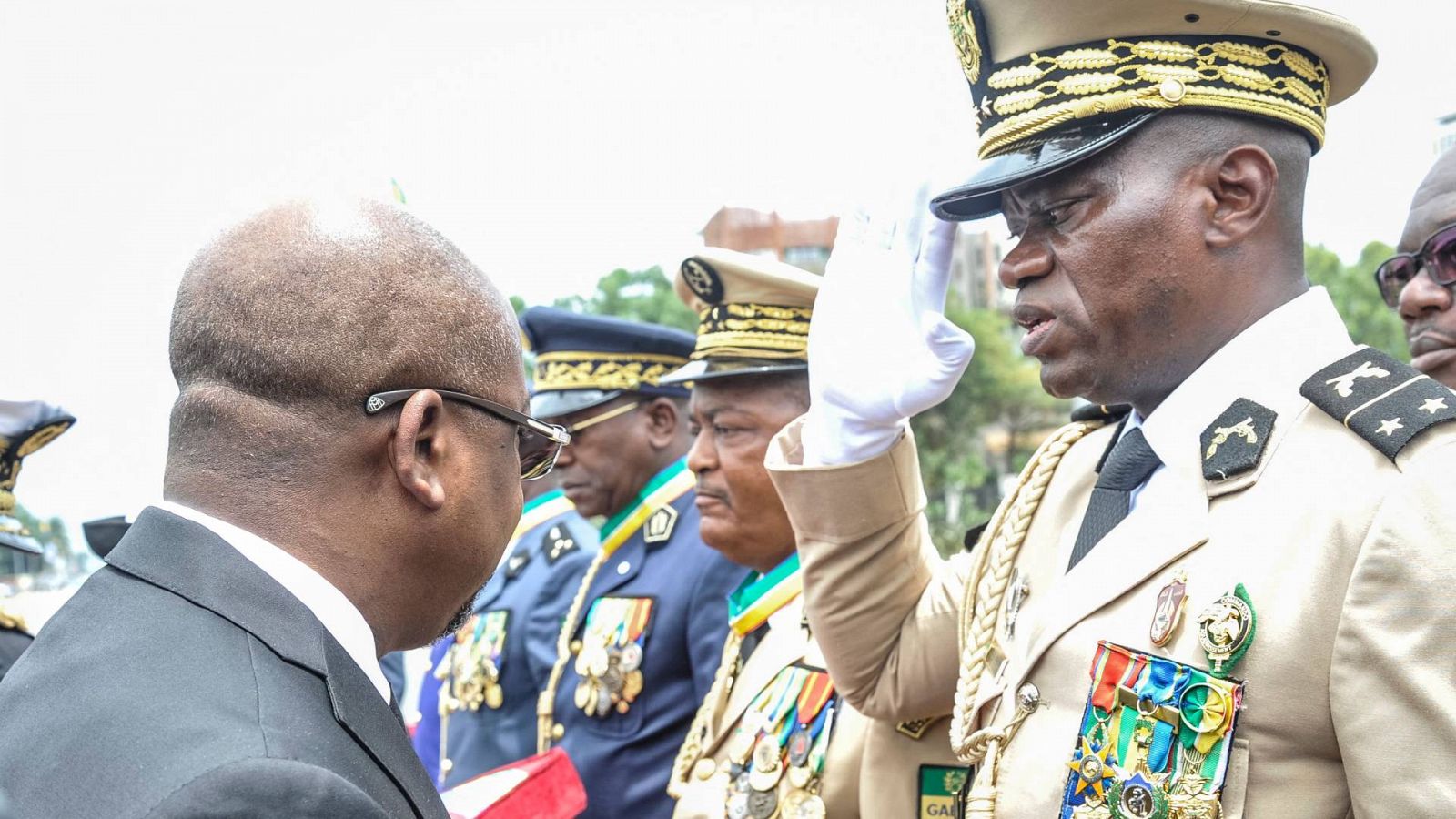 Imagen del general Brice Oligui Nguema siendo condecorado por el primer ministro de Gabón, Alain Claude Bilie By Nze, el 16 de agosto de 2023