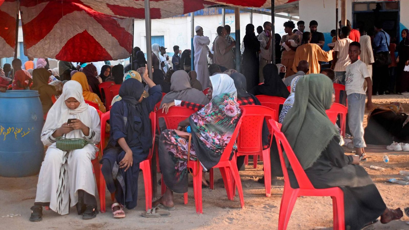 Sudaneses esperando frente a una oficina de Servicios de Inmigración y Pasaportes