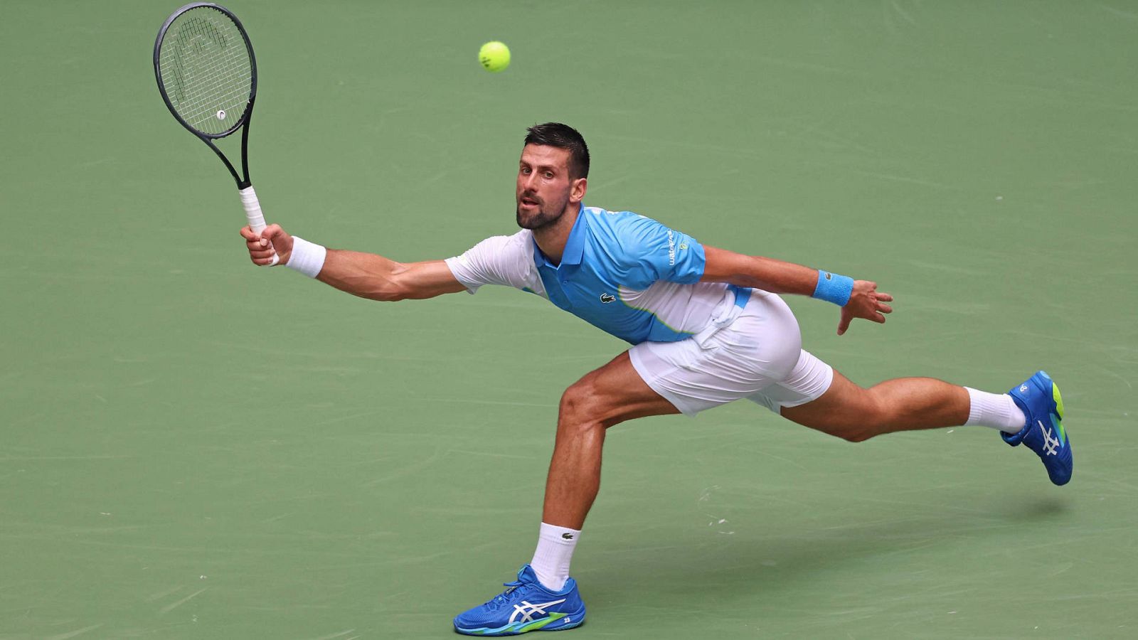 Novak Djokovic devuelve una bola ante Taylor Fritz en el US Open
