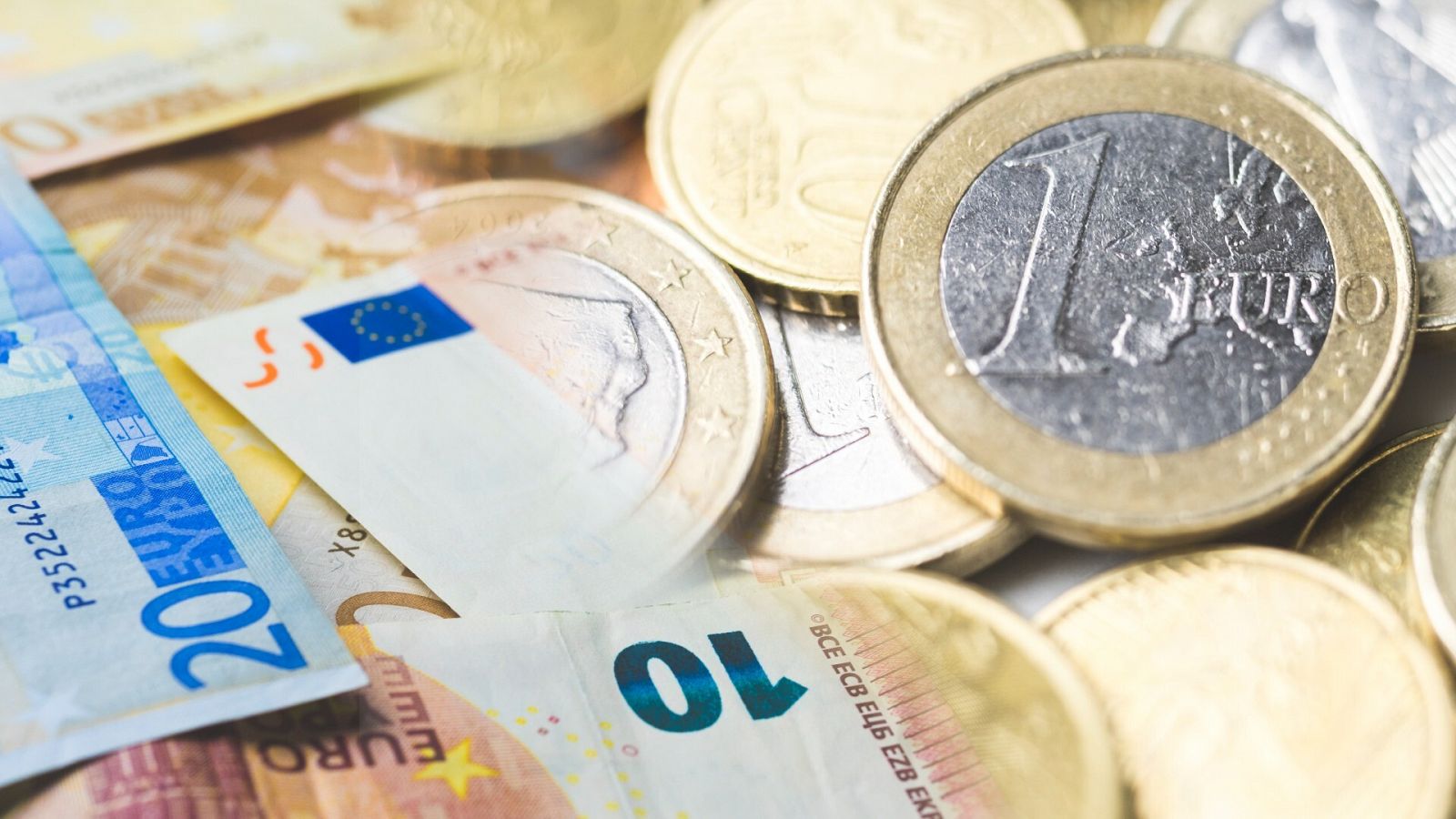 Imagen donde se muestran billetes y monedas de euro