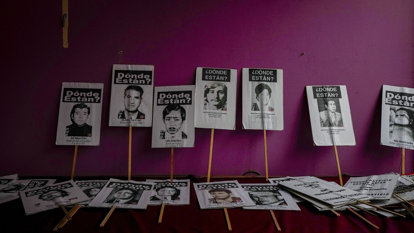 En la oficina de la Agrupación de Familiares de Detenidos Desaparecidos, en Santiago de Chile, se alinean retratos de personas detenidas y desaparecidas durante la dictadura del general Augusto Pinochet (1973-1990).