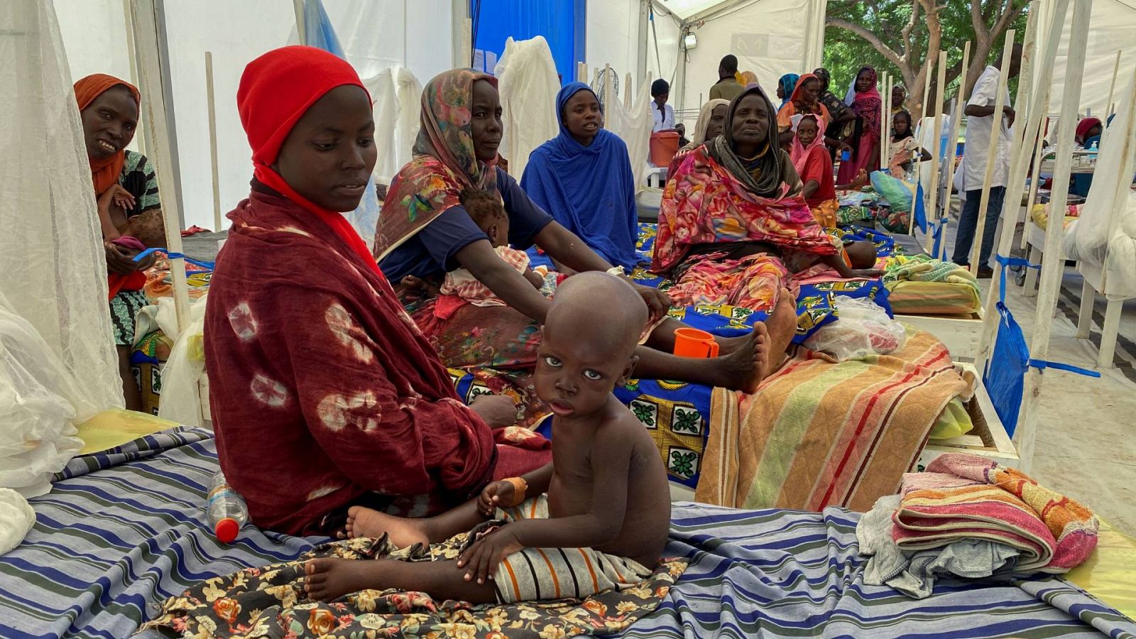 Una madre junto a su hijo en Chad