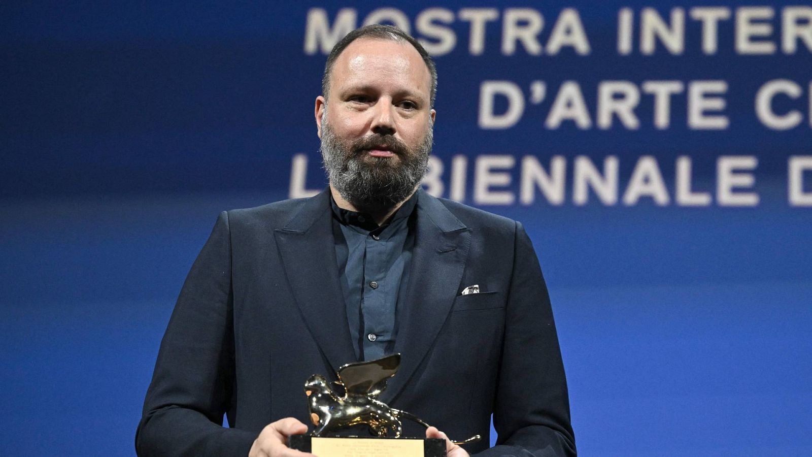 Una imagen de Yorgos Lanthimos, director de 'Pobres Criaturas',  tras recoger el León de Oro a la mejor película en el Festival de Venecia.