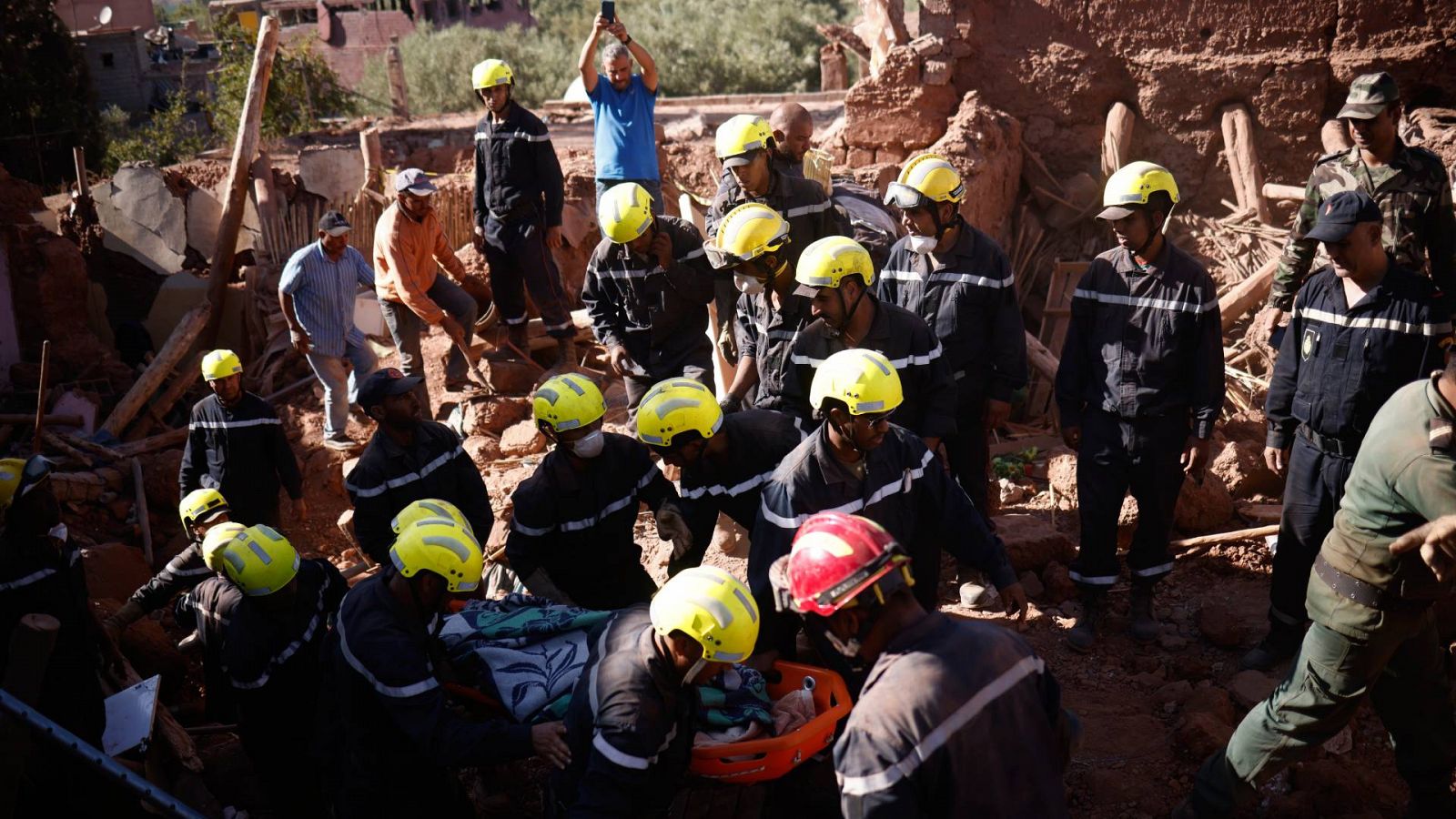 Terremoto de Marruecos: Equipos de rescate trabajan contra reloj para encontar supervivientes entre los escombros en Ouirgane (Marruecos)
