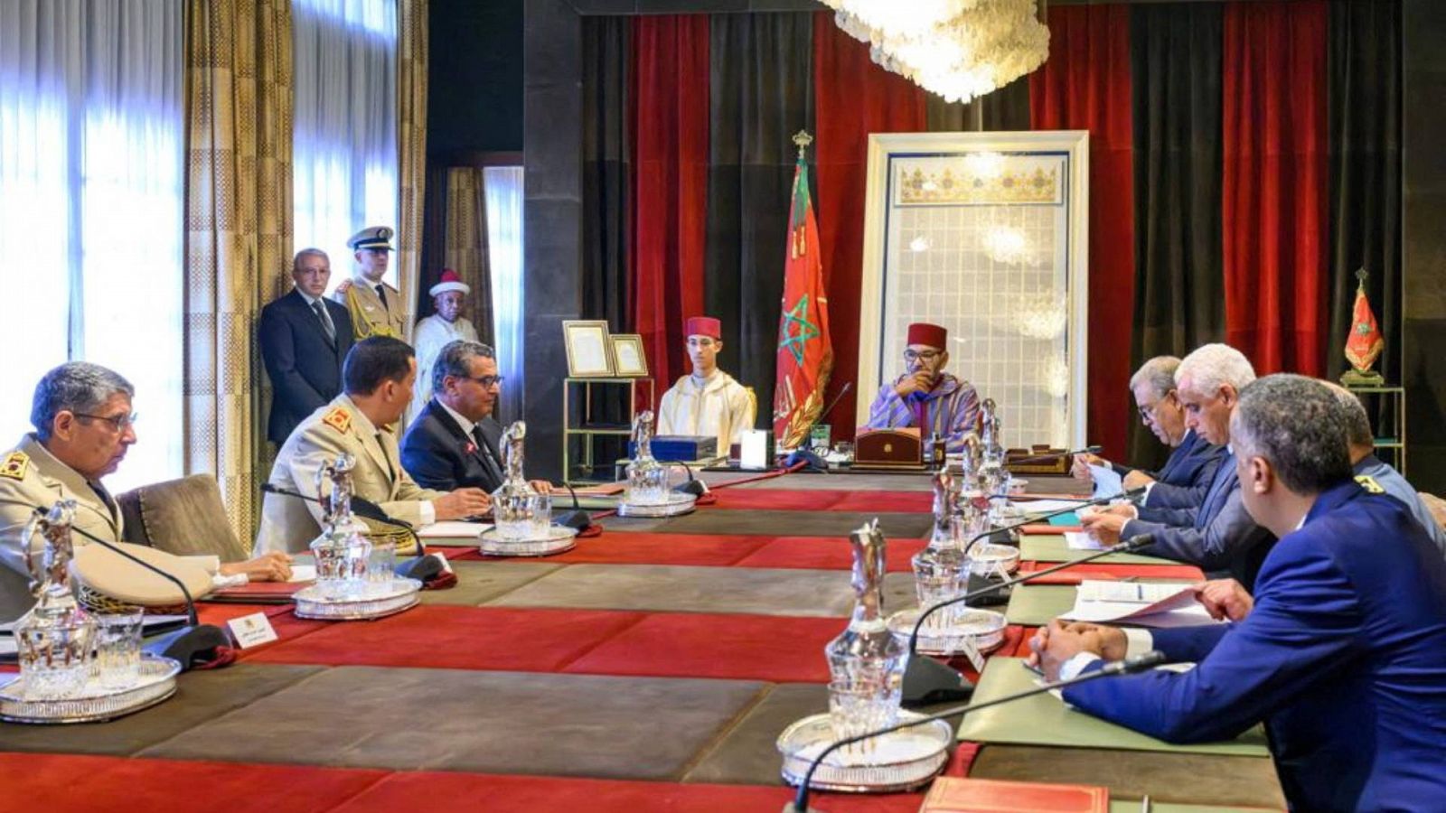 Reunión presidida por Mohamed VI el sábado en Rabat, para responder a la emergencia del terremoto. Fuente: Agencia de Noticias Marroquí, vía Reuters.