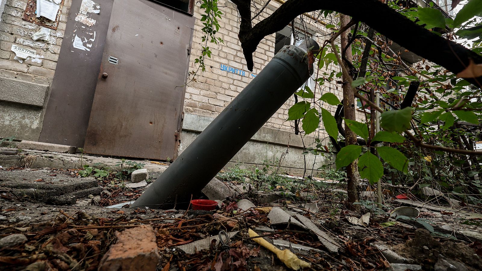 Parte de un misil junto a un bloque de apartamentos destruidos en la ciudad de Oríjiv, en Zaporiyia.