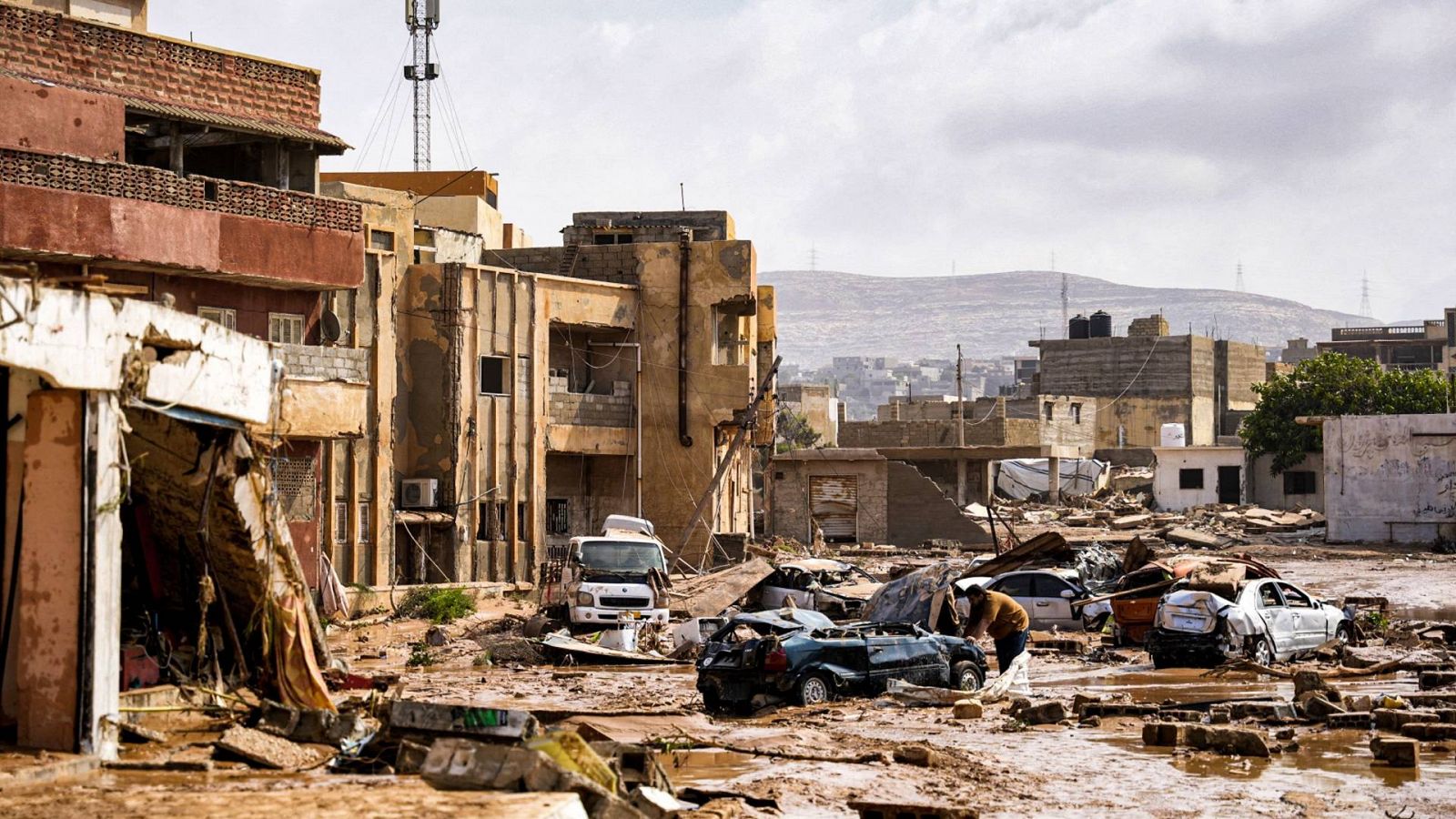 Vehículos destruidos y edificios dañados en Derna, a 290 kilómetros al este de Bengasi, tras el paso del ciclón Daniel