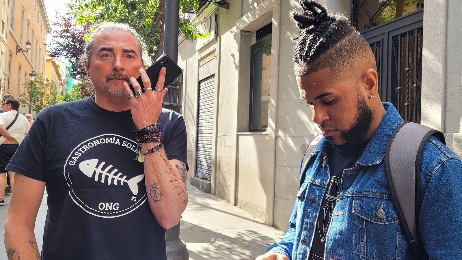 Chema de Isidro habla por teléfono junto a Erik Compres en una calle de Madrid